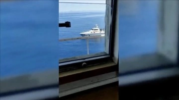 Yunanistan Sahil Güvenlik birimleri Ro-Ro gemisine rahatsızlık ateşi açtı