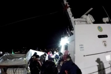 Yunanistan unsurlarınca geri itilen 17 düzensiz göçmen kurtarıldı