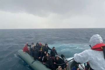 Yunanistan unsurlarınca geri itilen 77 düzensiz göçmen kurtarıldı