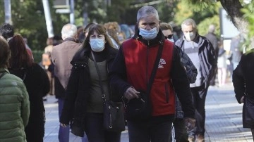 Yunanistan'da açıkça bölgede maske zorunluluğuna akıbet verildi