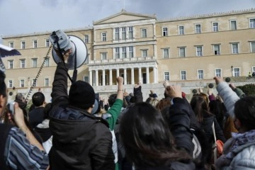 Yunanistan'da sağlık mensupları yine sokaklara döküldü