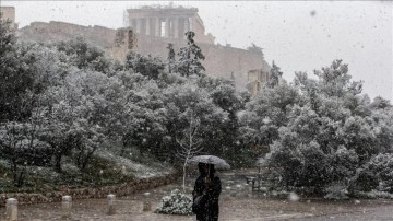 Yunanistan'da koyu kar yağışı sansasyonel oluyor