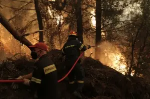 Yunanistan'ın Eğriboz Adası'ndaki yangın 7 gündür sürüyor