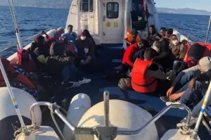 Yunanistan’ın ölüme terk ettiği 52 düzensiz göçmen kurtarıldı