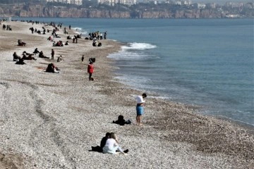 Yurt genelinde soğuk hava etkili olurken, Antalya’da kükremek keyfi
