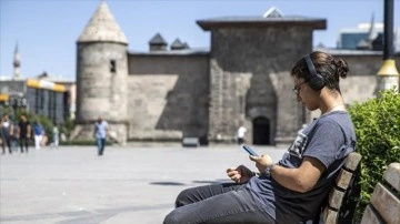 Yurtlarda ücretsiz konaklamadan yararlanan çoluk çocuk Erzurum'da tarihe seyahat etti