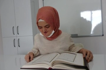 Yüzde 80 görmez genç kız, azmiyle 3 ayda Kur'an öğrendi