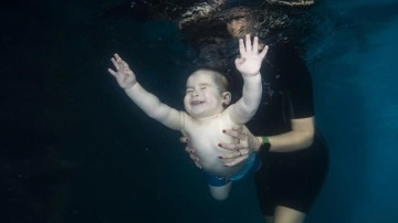 Yüzmeyi öğrenen bebekler bundan böyle sudan korkmuyor
