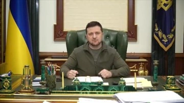 Zelenskiy, Ukrayna'da savaş devrinde sivillerin silah kullanımına ilişkin yasayı imzaladı