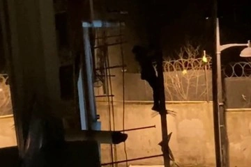 Zeytinburnu’nda elektrik direğine tırmanarak telleri koparmaya çalıştı