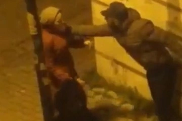 Zeytinburnu’nda genç kadın sokak ortasında darp edildi