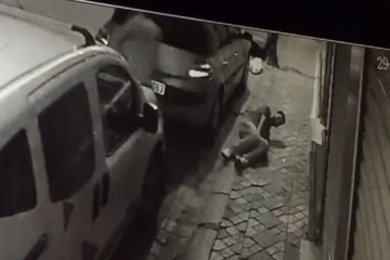 Zeytinburnu’nda silahların konuştuğu kovalamaca kamerada: 2 yaralı