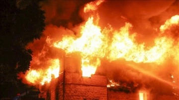 Zeytinburnu'nda Tarihi Merkez Efendi Fırını çıkan yangında çakım hararet yandı