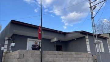 Zihinsel mânialı Ercan'ın koynunda taşımış olduğu sembol bundan sonra evinin uğrunda dalgalanıyor