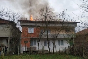 Zonguldak’ta iki katlı köy evinin çatısında yangın