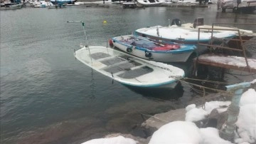 Zonguldak'ta koyu kardan 5 balıkçı teknesi battı